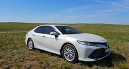 Toyota Camry 2019 года за 13 700 000 тг. в Актобе – фото 2