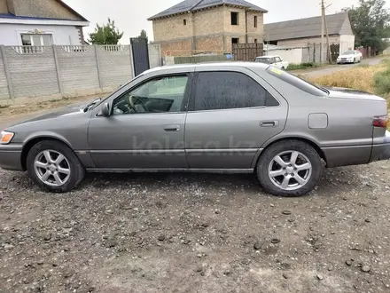 Toyota Camry 2000 года за 2 300 000 тг. в Тараз – фото 2