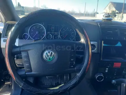 Volkswagen Touareg 2005 года за 4 700 000 тг. в Аягоз – фото 9