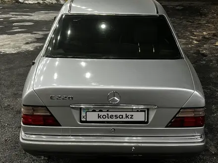 Mercedes-Benz E 220 1993 года за 1 950 000 тг. в Шымкент – фото 2