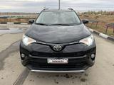 Toyota RAV4 2017 годаfor9 490 000 тг. в Актобе – фото 3