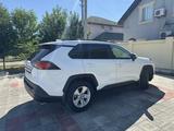 Toyota RAV4 2021 года за 14 700 000 тг. в Атырау – фото 2