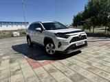 Toyota RAV4 2021 года за 14 700 000 тг. в Атырау