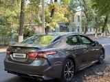 Toyota Camry 2020 года за 11 000 000 тг. в Шымкент – фото 2