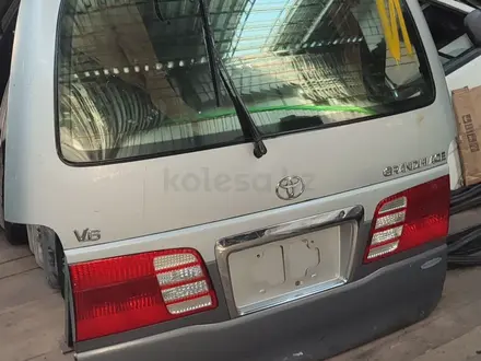 Крышка багажника Toyota Grand Hiace за 170 000 тг. в Алматы