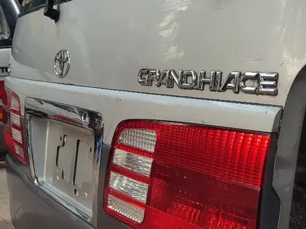 Крышка багажника Toyota Grand Hiace за 170 000 тг. в Алматы – фото 3