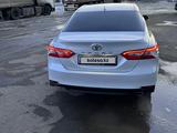 Toyota Camry 2019 года за 13 800 000 тг. в Уральск – фото 2