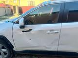 Toyota RAV4 2021 года за 10 800 000 тг. в Атырау – фото 2