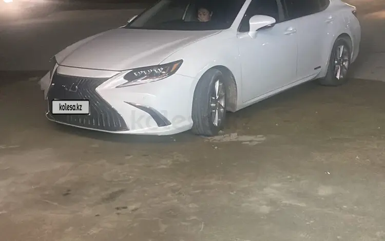 Lexus ES 300h 2015 годаүшін13 500 000 тг. в Актау