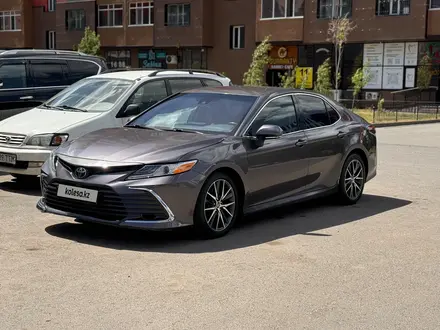 Toyota Camry 2021 года за 10 500 000 тг. в Астана