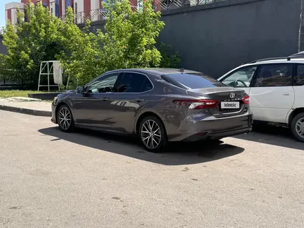 Toyota Camry 2021 года за 10 500 000 тг. в Астана – фото 2