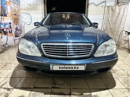 Mercedes-Benz S 320 1999 года за 3 800 000 тг. в Караганда – фото 2