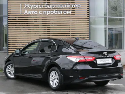 Toyota Camry 2020 года за 12 190 000 тг. в Павлодар – фото 2