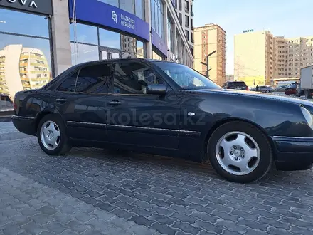 Mercedes-Benz E 320 1998 года за 3 730 000 тг. в Актау