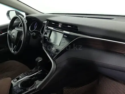 Toyota Camry 2019 года за 9 990 000 тг. в Астана – фото 15