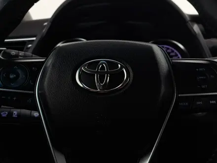 Toyota Camry 2019 года за 9 990 000 тг. в Астана – фото 17
