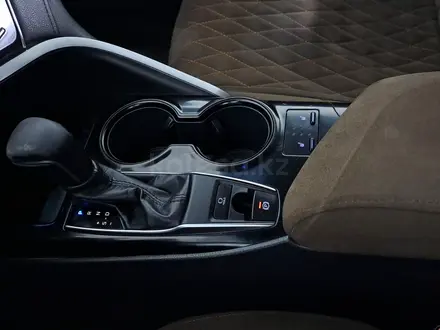 Toyota Camry 2019 года за 9 990 000 тг. в Астана – фото 22