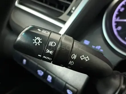 Toyota Camry 2019 года за 9 990 000 тг. в Астана – фото 25