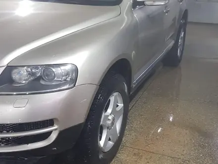 Volkswagen Touareg 2006 года за 3 000 000 тг. в Актобе – фото 2