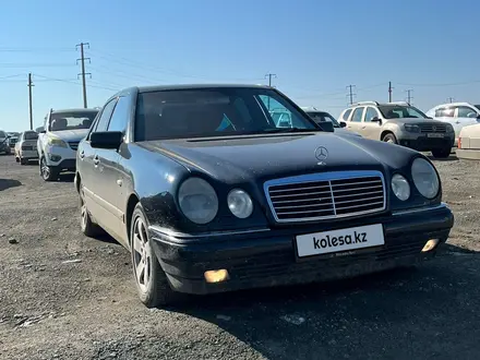 Mercedes-Benz E 320 1998 года за 3 500 000 тг. в Актобе – фото 2