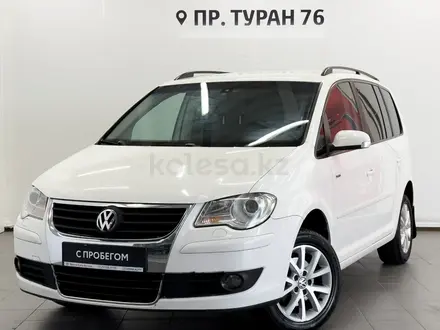 Volkswagen Touran 2009 года за 3 890 000 тг. в Астана