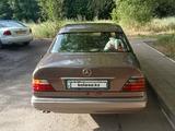 Mercedes-Benz E 200 1993 года за 900 000 тг. в Караганда