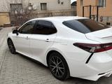 Toyota Camry 2022 года за 14 300 000 тг. в Актау – фото 3