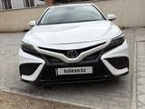 Toyota Camry 2022 года за 14 300 000 тг. в Актау