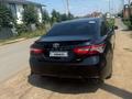 Toyota Camry 2018 года за 8 000 000 тг. в Уральск – фото 3
