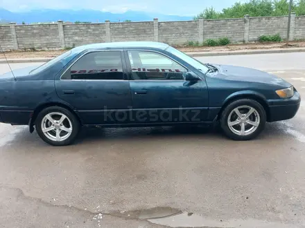 Toyota Camry 1998 года за 2 300 000 тг. в Алматы – фото 9