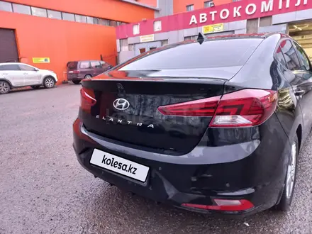 Hyundai Elantra 2019 года за 8 300 000 тг. в Караганда – фото 3