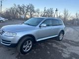 Volkswagen Touareg 2004 годаfor6 500 000 тг. в Алматы – фото 2