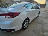 Hyundai Elantra 2019 годаfor8 300 000 тг. в Актау – фото 2