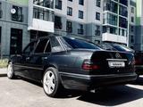 Mercedes-Benz E 320 1994 года за 2 300 000 тг. в Астана – фото 2