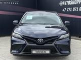 Toyota Camry 2021 года за 14 450 000 тг. в Актобе – фото 2