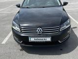 Volkswagen Passat 2013 года за 5 400 000 тг. в Караганда – фото 2
