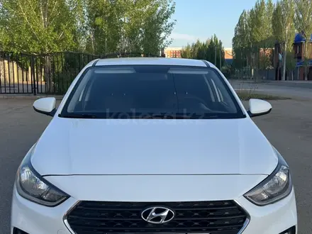 Hyundai Accent 2019 года за 7 380 000 тг. в Актобе – фото 2