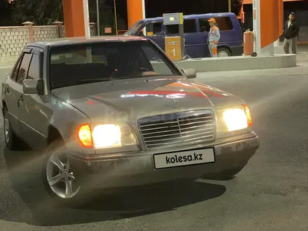 Mercedes-Benz E 230 1990 года за 900 000 тг. в Айтеке би – фото 2