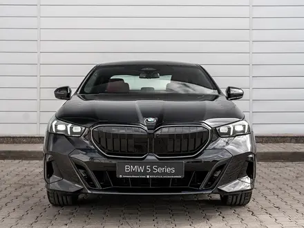 BMW 530 XDrive 2026 года за 59 080 868 тг. в Астана – фото 2