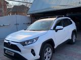 Toyota RAV4 2020 года за 15 200 000 тг. в Алматы – фото 3