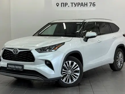 Toyota Highlander Luxe 2022 года за 25 800 000 тг. в Астана