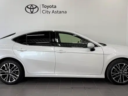 Toyota Camry Luxe eCVT 2025 года за 23 900 000 тг. в Астана – фото 18