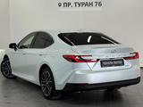 Toyota Camry Luxe eCVT 2025 годаүшін23 900 000 тг. в Астана – фото 2