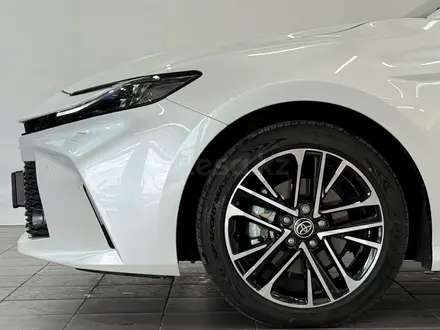 Toyota Camry Luxe eCVT 2025 года за 23 900 000 тг. в Астана – фото 17
