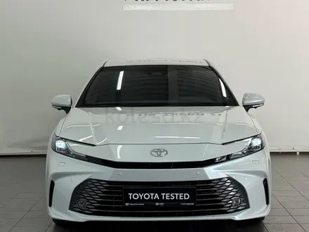 Toyota Camry Luxe eCVT 2025 года за 23 900 000 тг. в Астана – фото 5