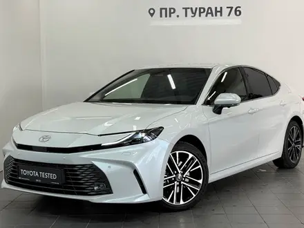 Toyota Camry Luxe eCVT 2025 года за 23 900 000 тг. в Астана