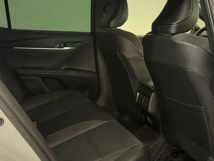 Toyota Camry Luxe eCVT 2025 года за 23 900 000 тг. в Астана – фото 7