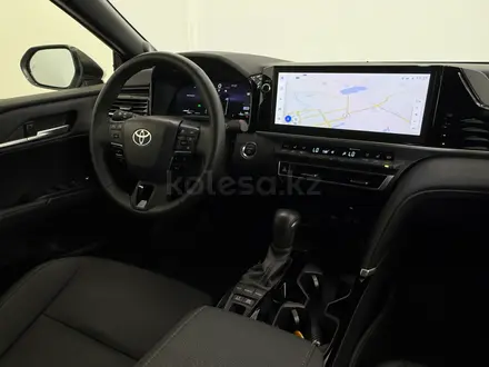 Toyota Camry Luxe eCVT 2025 года за 23 900 000 тг. в Астана – фото 13