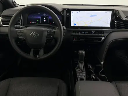 Toyota Camry Luxe eCVT 2025 года за 23 900 000 тг. в Астана – фото 9