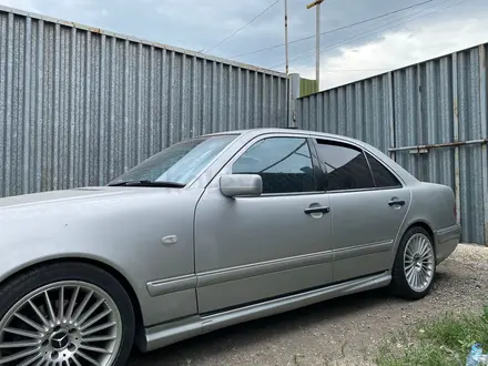 Mercedes-Benz E 55 AMG 1995 года за 3 500 000 тг. в Алматы – фото 4